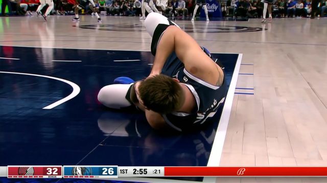 【2022年12月17日 开拓者vs独行侠集锦】希望没有大碍 东契奇篮下惨遭打眼