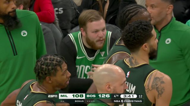 【2022年12月26日 雄鹿vs凯尔特人集锦】布朗撞倒字母哥 字母起身之后冲撞布朗被判技术犯规