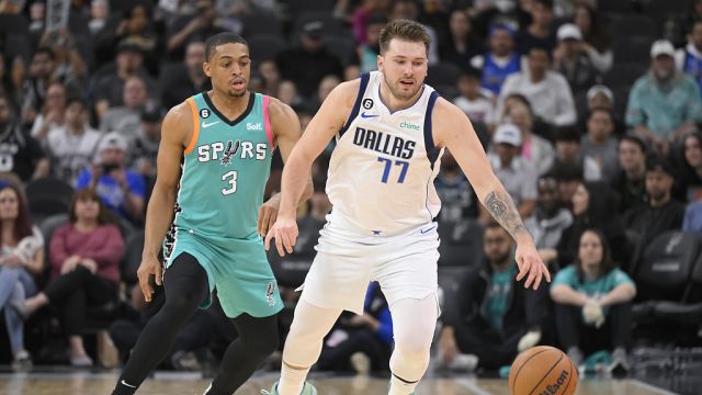 【2023年01月01日 独行侠vs马刺集锦】独行侠126-125马刺 东契奇51+6+9约翰逊空砍30分