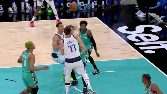 【2023年01月01日 独行侠vs马刺集锦】鲍威尔空中送出击地 布洛克球到人到吃饼上篮