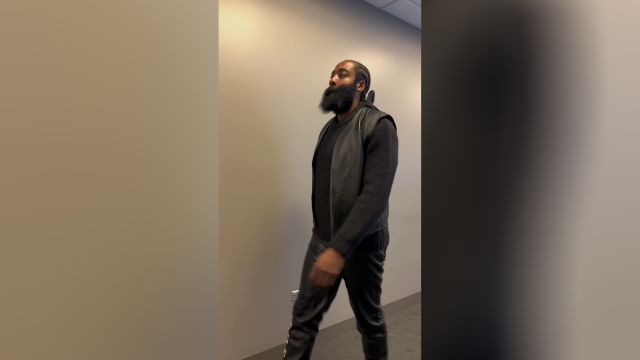 【2023年01月03日 鹈鹕vs76人集锦】今天是黑帮大哥风！ 哈登霸气穿搭抵达球馆通道