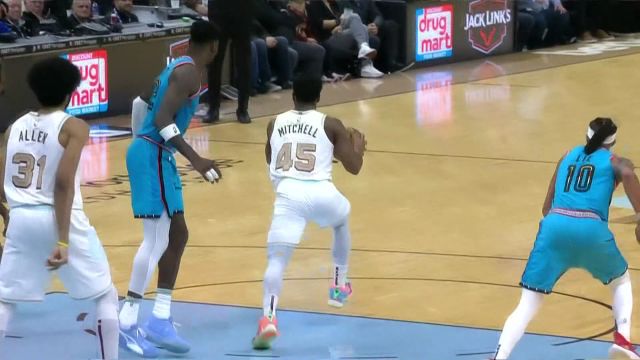 【2023年01月05日 太阳vs骑士集锦】米切尔行进间送出妙传 奥科罗顺势起飞滑翔上篮