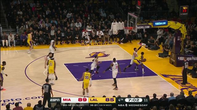 【2023年01月05日 热火vs湖人集锦】趁着对方没有制高点直接大打小 布莱恩特篮下接球单臂轮扣