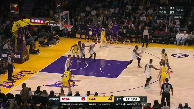 【2023年01月05日 热火vs湖人集锦】接球就往篮下冲 巴特勒撞开防守丝滑上篮软硬兼施