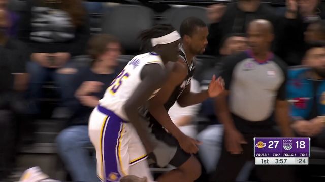 【2023年01月08日 湖人vs国王集锦】展现射手本色！巴恩斯底角干拔出手三分一箭穿心