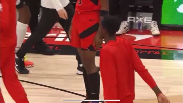 【2023年01月09日 开拓者vs猛龙集锦】这是怎么了？赛迪斯-杨和巴恩斯队内发生口角贴脸争吵