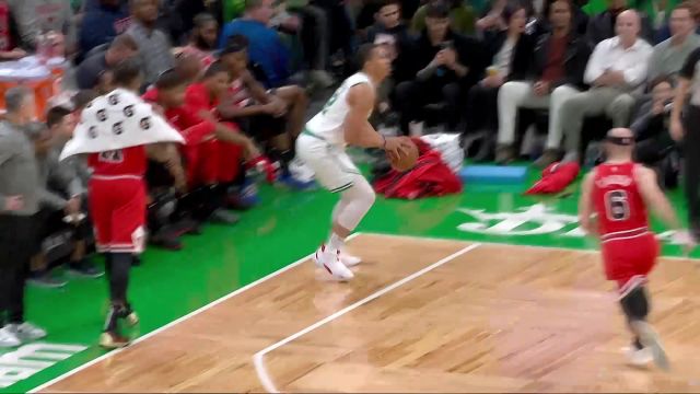 【2023年01月10日 公牛vs凯尔特人集锦】条条大路通罗马！威廉姆斯无视防守隔人上篮态度强硬