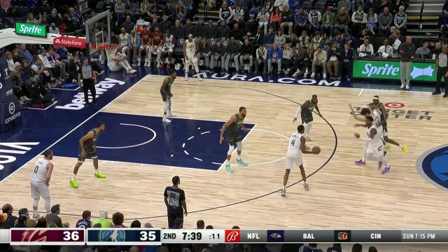 【2023年01月15日 骑士vs森林狼集锦】预定今日最佳助攻！米切尔不看人风骚转体回传助攻莫布里暴扣炸筐