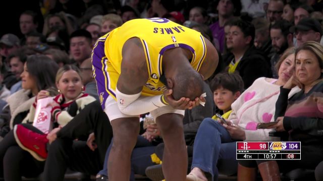 【2023年01月17日 火箭vs湖人集锦】还好没事！詹姆斯转身后被泰特小臂碰到眼睛