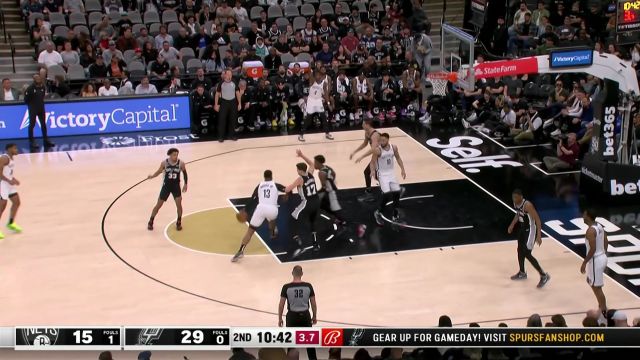 【2023年01月18日 篮网vs马刺集锦】就是这么强硬！西蒙斯旱地拔葱双臂暴扣炸筐