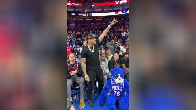 【2023年01月26日 篮网vs76人集锦】名宿助阵！阿伦-艾弗森前往76人主场观战