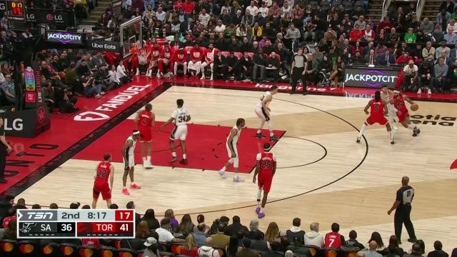 【2023年02月09日 马刺vs猛龙集锦】小加里特伦特空中对抗上篮得手 麦克德莫特低手挑篮轻松取分