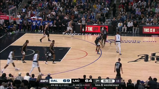 【2023年02月09日 独行侠vs快船集锦】我吃火锅你吃火锅底料！祖巴茨旱地拔葱遮天大帽摁下对手