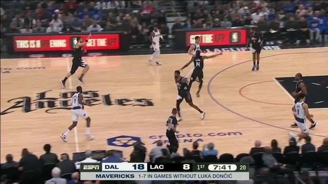 【2023年02月09日 独行侠vs快船集锦】万众瞩目！欧文里突外投68秒连轰8分完成独行侠首秀