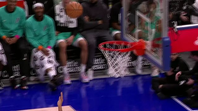 【2023年02月11日 马刺vs活塞集锦】又帅又能打！科林斯无惧三人合围强打完成2+1