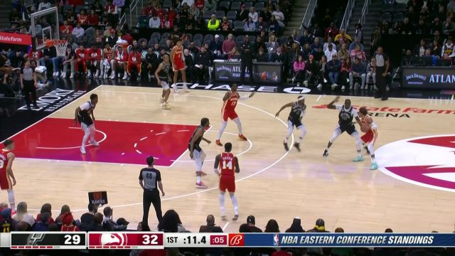 【2023年02月12日 马刺vs老鹰集锦】索汉千里走单骑飞身扣篮 特雷-杨半场压哨飚中遗憾超时