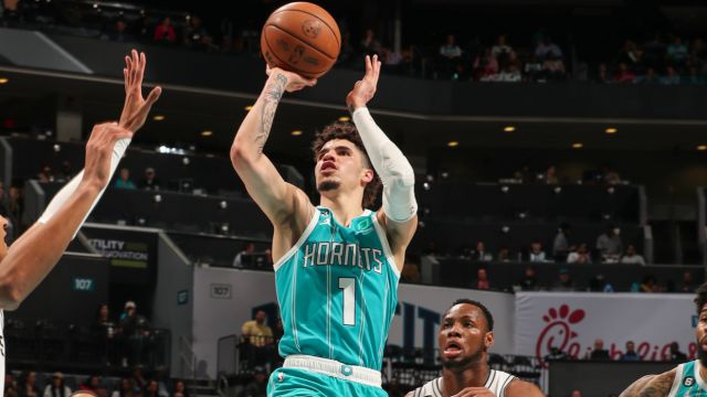 【2023年02月16日 马刺vs黄蜂集锦】三球一战创3大纪录：历史第二年轻千分千板千助仅次于詹姆斯