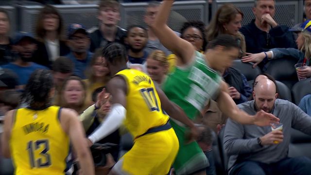 【2023年02月24日 凯尔特人vs步行者集锦】观众：找谁给我报销两杯啤酒？布罗格登飞出底线撞翻观众啤酒