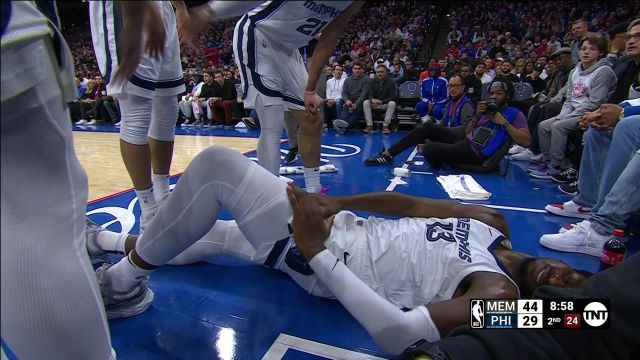 【2023年02月24日 灰熊vs76人集锦】3J竖起大拇指示意自己没事！亚当斯站起来观望满脸写着：我懂