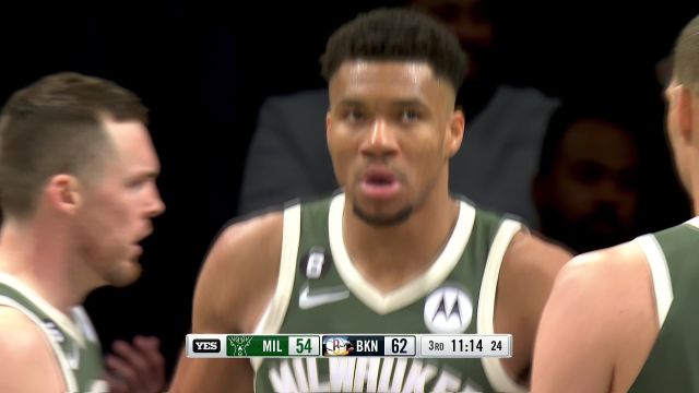 【2023年03月01日 雄鹿vs篮网集锦】防不住正常！字母哥反击扣篮后拍了拍克拉克斯顿胸脯