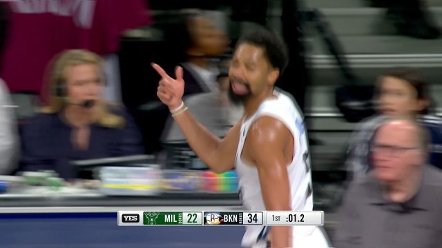 【2023年03月01日 雄鹿vs篮网集锦】憋了一整节终于找到机会！字母哥节末以一敌二劈山隔扣