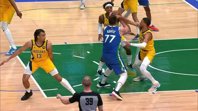 【2023年03月01日 步行者vs独行侠集锦】祭出拿手绝活 东契奇背打抛投出手完成2+1