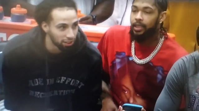 【2023年03月09日 独行侠vs鹈鹕集锦】在球场拍丧尸主题电影呢？英格拉姆替补席竟咬阿尔瓦拉多