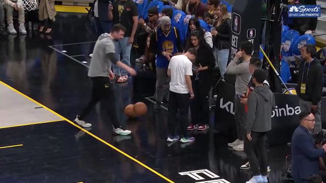 【2023年03月12日 雄鹿vs勇士集锦】小学生闯大祸 库里球员通道超远投篮误伤球童