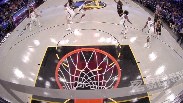 【2023年03月12日 雄鹿vs勇士集锦】希望没有大碍 格林踩到霍勒迪后扭脚返回更衣室