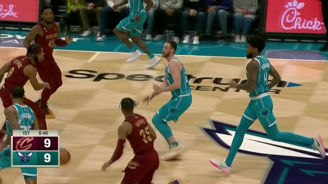 【2023年03月13日 骑士vs黄蜂集锦】快攻反击一条龙！海沃德行进间击地妙传助攻华盛顿战斧劈扣