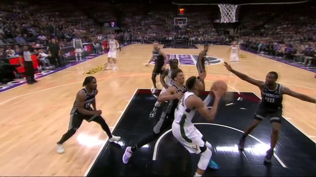 【2023年03月14日 雄鹿vs国王集锦】自己有一套破包夹的方式 字母哥篮下强攻打成2+1