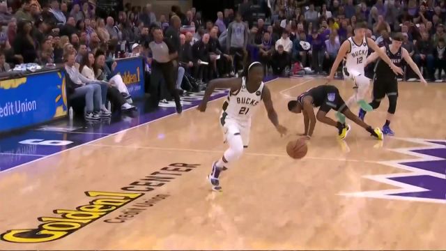 【2023年03月14日 雄鹿vs国王集锦】能功能防！霍乐迪抢断反击暴扣+米德尔顿翻身跳投锦上添花