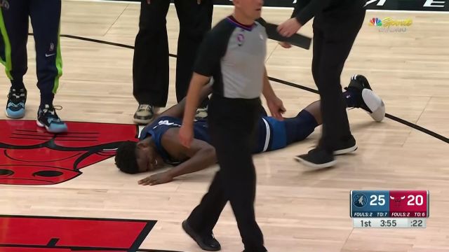 【2023年03月18日 森林狼vs公牛集锦】惨叫声太剧烈了！爱德华兹落地时踩到武切维奇不慎崴脚倒地 被搀扶离场