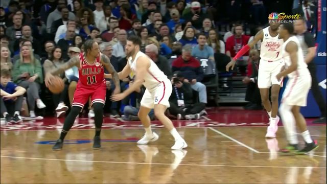 【2023年03月21日 公牛vs76人集锦】祭出拿手绝活 德罗赞无视防守转身干拔中投得手