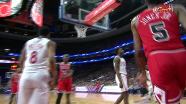 【2023年03月21日 公牛vs76人集锦】拉文炮弹直传洞穿防线 琼斯接球发难打板上篮建功