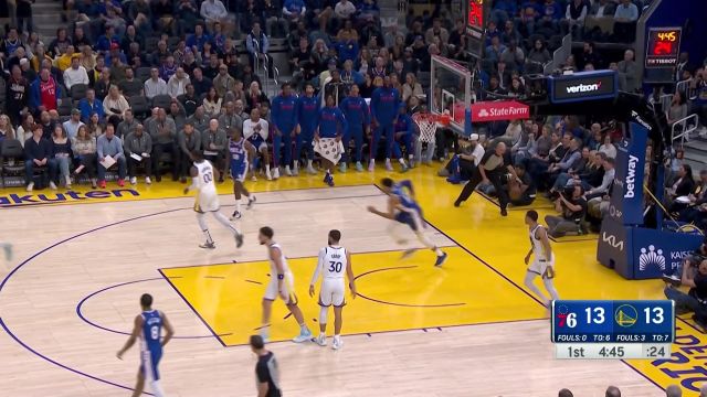 【2023年03月25日 76人vs勇士集锦】配合默契！恩比德行进间手递手连线哈里斯滑翔暴扣