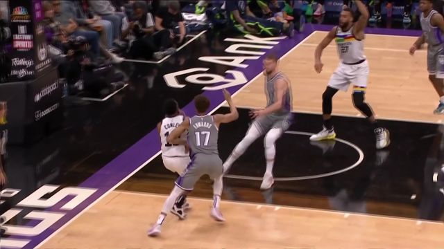 【2023年03月28日 森林狼vs国王集锦】我来吸引防守你尽管投 康利击地传给麦克丹尼尔斯后者三分命中