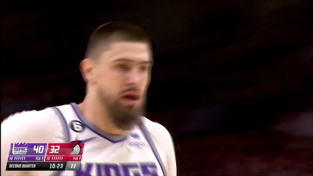 【2023年04月01日 国王vs开拓者集锦】福克斯吸引包夹及时分球 莱恩顺下接球双手暴扣