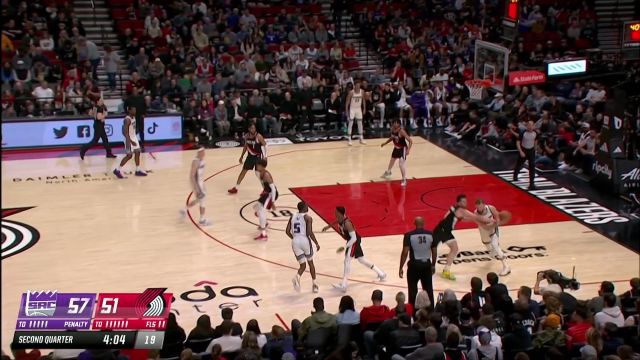 【2023年04月01日 国王vs开拓者集锦】萨博尼斯灵动突破小抛投 被尤班克斯一掌拍飞排球大帽