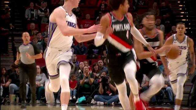 【2023年04月01日 国王vs开拓者集锦】沃特福德持球一条龙突进 无惧对抗篮下强势打进