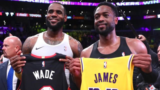 【2023年04月02日 独行侠vs热火集锦】韦德正式入选名人堂！詹姆斯社媒祝贺：恭喜我的兄弟