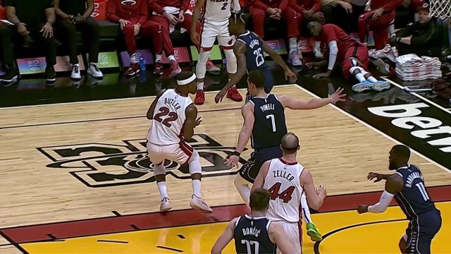 【2023年04月02日 独行侠vs热火集锦】这就是强硬的表现 巴特勒单打突破中投造成2+1