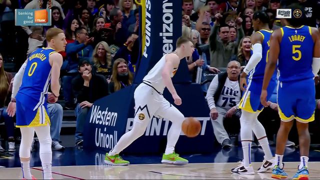 【2023年04月03日 勇士vs掘金集锦】杰夫格林持球推进妙传布劳恩 一飞冲天单手劈扣点燃主场