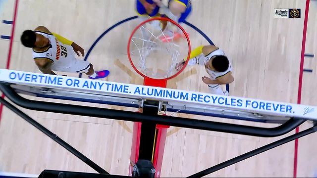 【2023年04月03日 勇士vs掘金集锦】库里利用速度强突内线 面对小波特打进高难度2+1