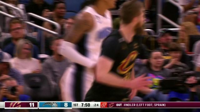 【2023年04月05日 骑士vs魔术集锦】米切尔精准切球跳投的富尔茨 持球一条龙推进轻松打进2分