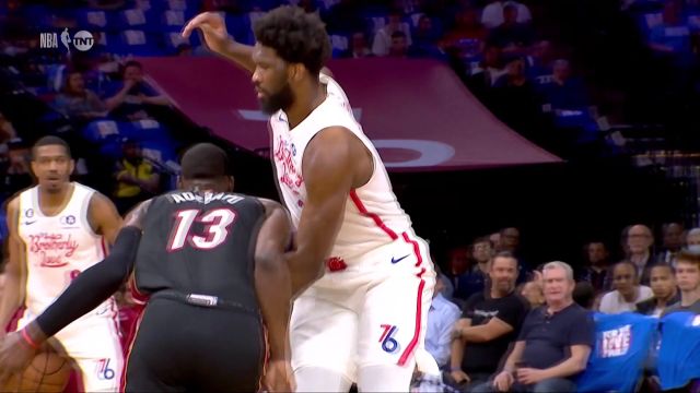 【2023年04月07日 热火vs76人集锦】直面你完全不虚！阿德巴约篮下单挑恩比德得手