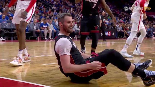 【2023年04月07日 热火vs76人集锦】此路不通！乐福机智预判再造进攻犯规