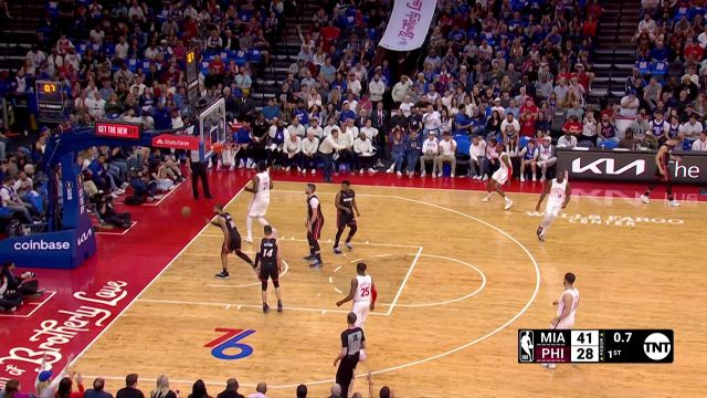 【2023年04月07日 热火vs76人集锦】洛瑞底角觅得良机三分命中 麦克丹尼尔斯马不停蹄反击回敬更难一球