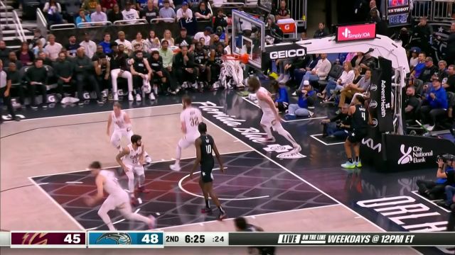 【2023年04月07日 骑士vs魔术集锦】反击快攻风驰电掣 洛佩兹穿越火线双手暴扣给予颜色