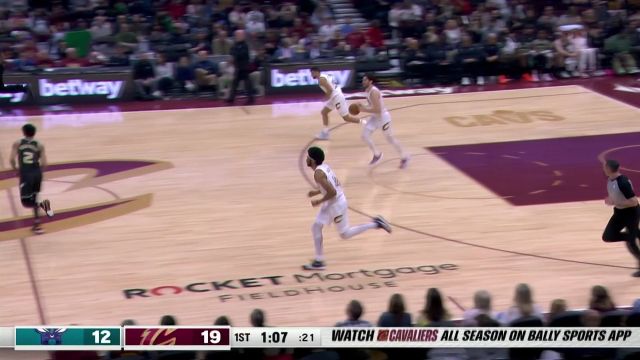 【2023年04月10日 黄蜂vs骑士集锦】对手的篮筐快被扣碎啦 莫布利接到传球势大力沉双手灌筐